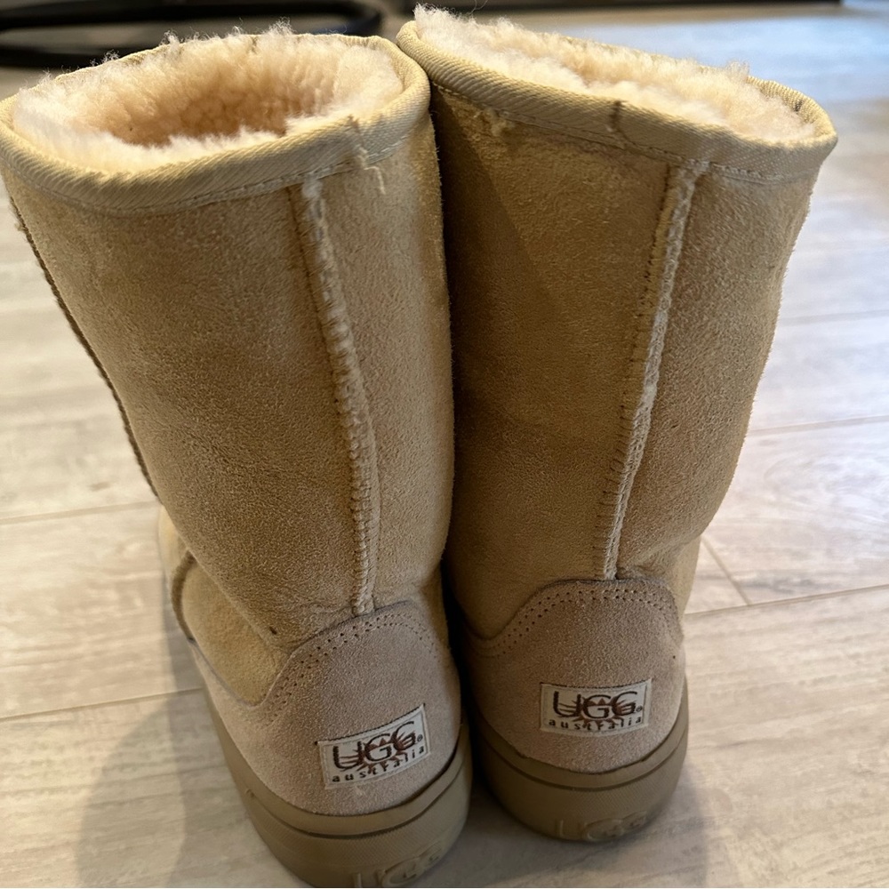EUC - UGG Boots Mid cut size 10